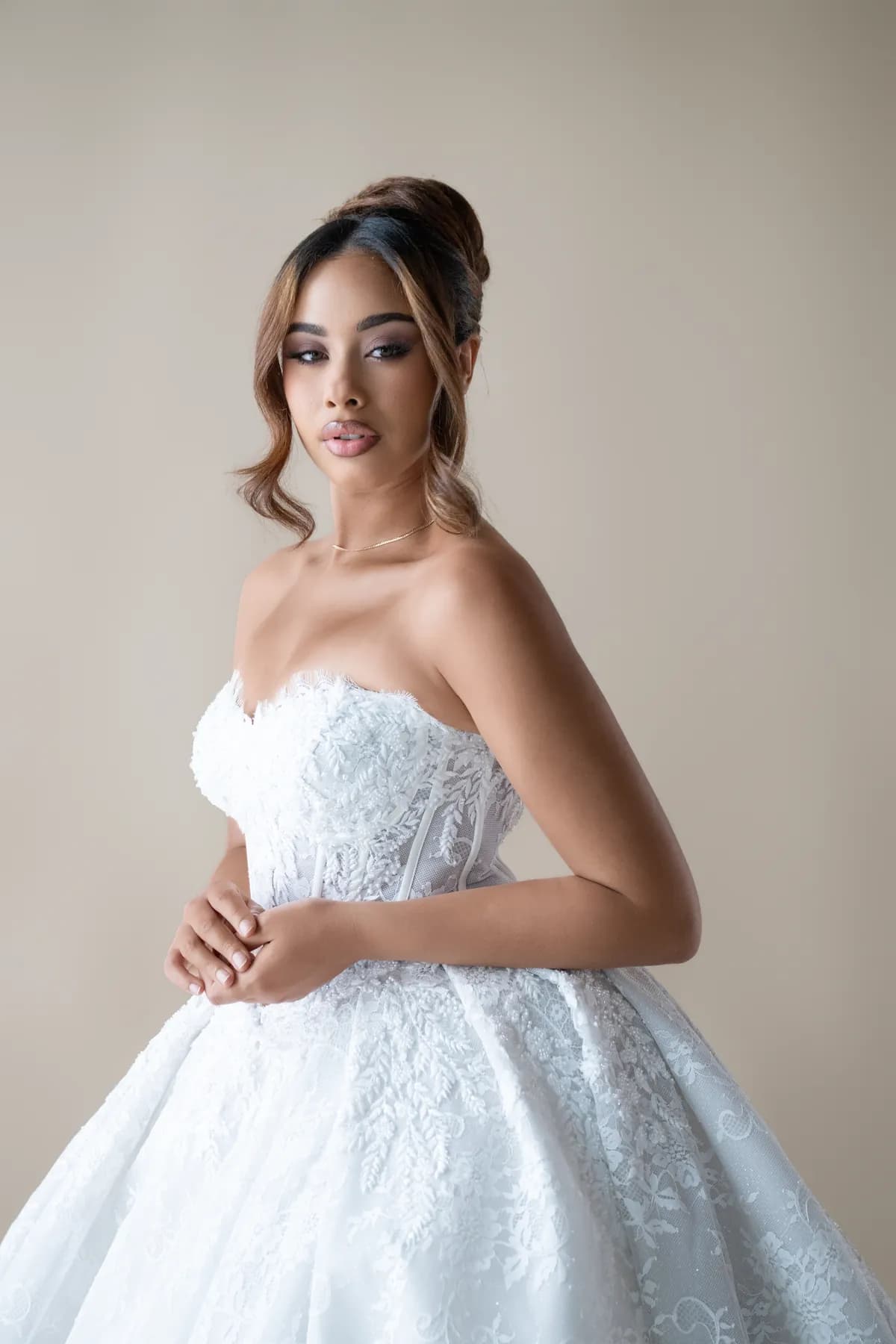 Robe de mariée princesse en dentelle du showroom Umel Couture, disponible à la location